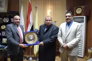 رئيس جامعة بنى سويف يكرم "الكاتب الصفحى رفعت فياض"