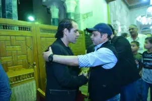 بالصور..عمرو عبد الجليل يتلقى عزاء محمد نجم بجوار ابنه