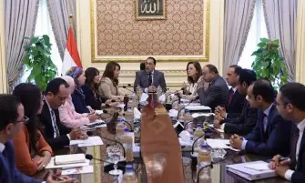 مدبولي يُكلف بتوزيع دقيق للأدوار التي تقوم بها الحكومية والجمعيات الأهلية لتحسين مستوى الأسر الفقيرة