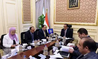 رئيس الوزراء يراجع معايير إعفاء غير القادرين على دفع اشتراكات منظومة التأمين الصحى الجديدة