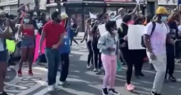 متظاهرون يعبرون عن رفضهم لوفاة جورج فلويد بـ