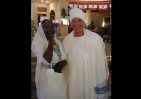 فيديو: محمود حميدة يثير الجدل بالزي السوداني في الأقصر السينمائي
