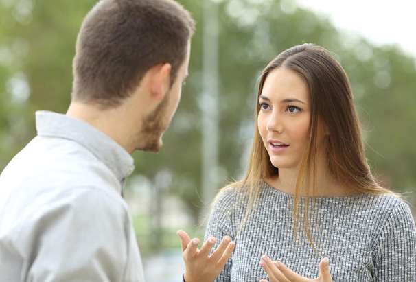 لماذا ينظر الرجل إلى شفتي المرأة أثناء حديثها إليه؟