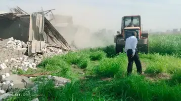 محافظة الجيزة تزيل أكشاك مخالفه وجراجات متعدية علي الطريق العام بالمنيب وجنوب