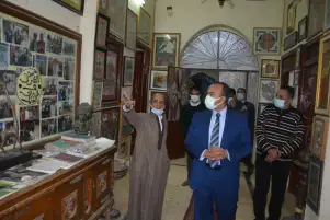 استعدادا للمشاركة في منصة "أيادي مصر" للحرف اليدوية والتراثية نائب محافظ المنيا يزور معرض الفنان حسن الشرق