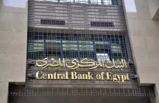 اقتصاديون يرصدون حركة " الجنيه" أمام الدولار خلال الفترة المقبلة مع استمرار الأزمة العالمية
