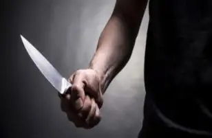 3 طعنات لسيدة في ملوي على يد زوجها