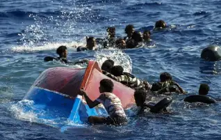 المصريون يتصدرون "قوارب الموت".. وهذه أسماء عشرات المفقودين في القارب الأخير