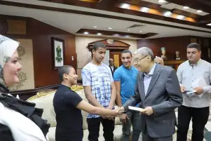 تزامنا مع حلول عيد الفطر المبارك

محافظ المنيا يوزع العيديات والهدايا على أطفال مؤسسات دور الرعاية