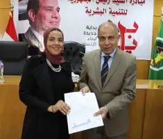 ضمن مبادرة “بداية” تسليم قروض ميسرة لـ 49 شابًا لدعم مشروعات جديدة بالمنيا