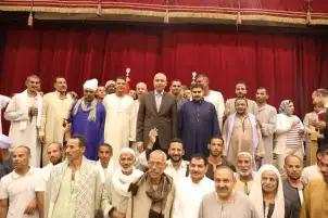 محافظ المنيا يسلم ٣٢٨ عقد تقنين أراضي أملاك الدولة