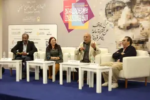روائيون ونُقاد: نجيب محفوظ «مرجعية لا يمكن القفز عليها» بالنسبة للكُتَّاب العرب