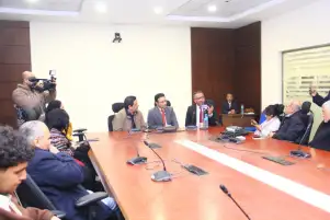 نقاد بالمعرض : «الخروج من البوابة الحمراء» تتجاوز القوالب الروائية وتحول عزلة كورونا لتأمل إنساني عميق