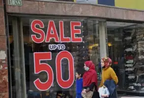 حملات تموينية بالأقصر تضبط مخالفات بالأسواق والمخابز.. ومد فترة الأوكازيون الشتوي حتى 21 مارس