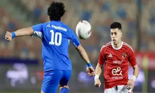 الأهلي يهزم سموحة بهدفين مقابل هدف ويتمسك بالمنافسة على لقب الدوري