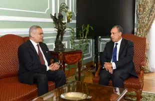 وزير الخارجية يبحث مع رئيس لجنة شؤون اللاجئين تعزيز التنسيق الوطني والاستعداد لمنتدى مراجعة الهجرة الدولي