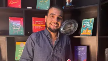 بعد تتويجه بجائزة الدولة التشجيعية | علي قطب: «الواقع الروائي اليوم يدعو إلى التشاؤم»