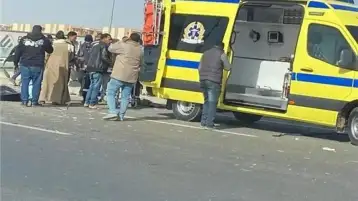 مصرع عاملين وإصابة 20 في انقلاب سيارة نصف نقل على طريق العلمين
