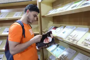 إقبال لافت على كتاب «جهود الإمام الطيب في مكافحة التطرف» بجناح الأزهر بمعرض مكتبة الإسكندرية