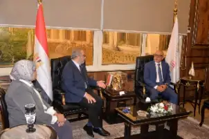 محافظ الأقصر يستقبل المدير التنفيذي لهيئة التأمين الصحي الشامل لتحسين جودة الخدمات