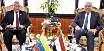 وزير الطيران يبحث مع سفير فنزويلا بالقاهرة آفاق التعاون في مجال الطيران
