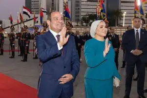 السيسي وقرينته يودعان الرئيس شي جينبينج وقرينته بمطار القاهرة في ختام زيارتهما لمصر