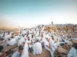 "الحج والعمرة" تعزز التوعية بحقوق ضيوف الرحمن عبر برامج وأدلة بـ 14 لغة عالمية