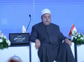 شيخ الأزهر يطمئن هاتفيًّا على صحة الشيخ أيمن عبد الغني ومرافقيه إثر تعرضهم لانقلاب سيارتهم