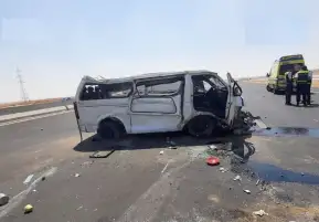 إصابة 31 شخصا فى تصادم مروع بين سيارة نقل ومينى باص بطريق السويس – السخنة