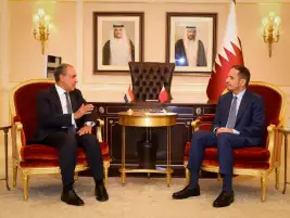 وزير الخارجية يبحث مع رئيس الوزراء وزير خارجية قطر العلاقات الثنائية والأوضاع الإقليمية.