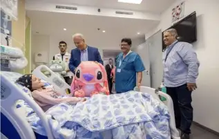 "بيت مال القدس" يوزع هدايا وحقائب مدرسية على أطفال مرضى السرطان والكلى بالقدس