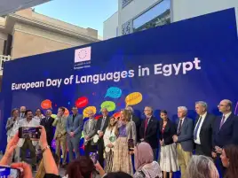 سفير هولندا يحتفي باللغة الهولندية ويستعرض شغف بلاده بكرة القدم