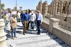 محافظ الأقصر يتفقد أعمال الرصف ورفع كفاءة الطرق بشوارع مدينة الأقصر