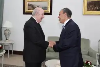 وزير الخارجية ينقل تحيات الرئيس السيسي إلى نظيره الجزائري ويؤكد تعزيز العلاقات الثنائية