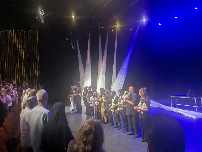"بغض النظر" .. أول عرض مسرحي لجرحى أجهزة البيجر